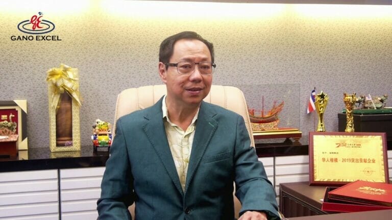 Mr Leow Soon Seng sentado en su oficina